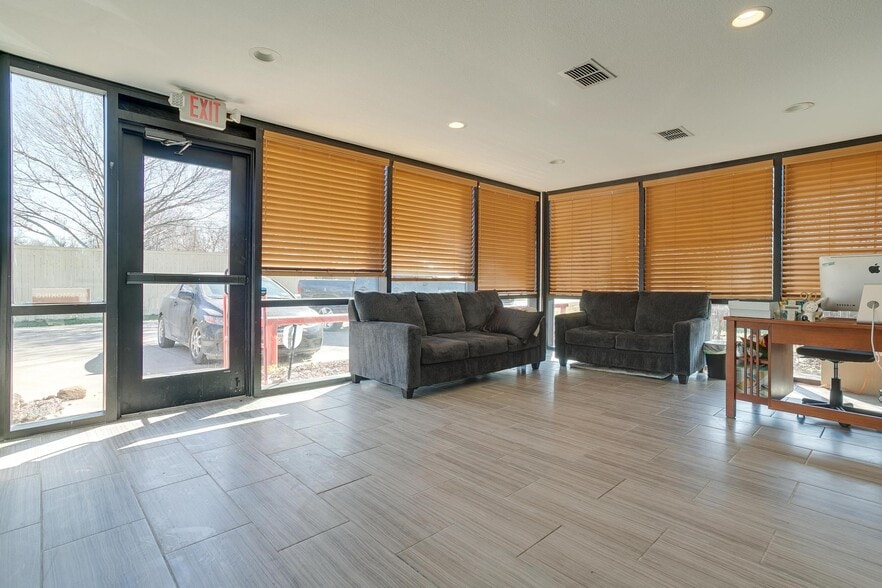 More Photos Of 621 Cow Alley Rd, Waxahachie Showroom For Sale