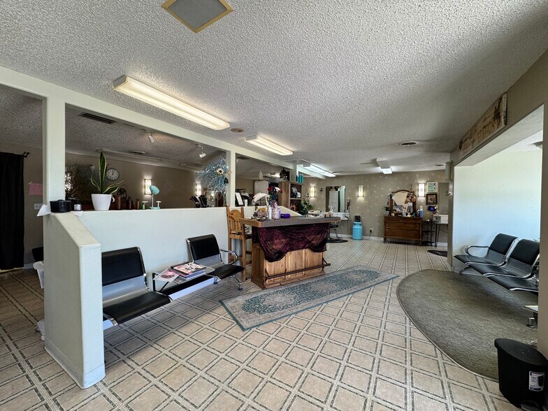 More Photos Of 530 N Broadway Ave, Riverton Mixed Retail For Sale