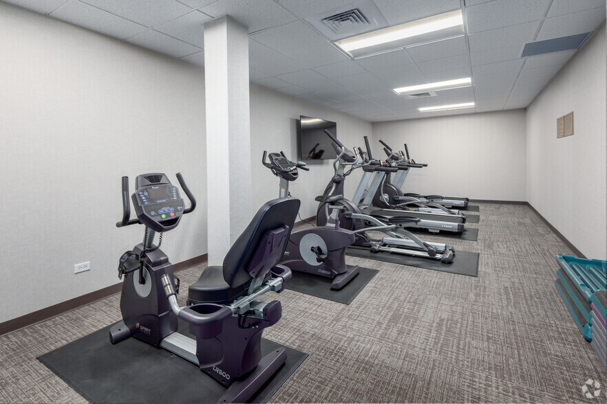 More Photos Of 188 Industrial Dr, Elmhurst Office For Lease