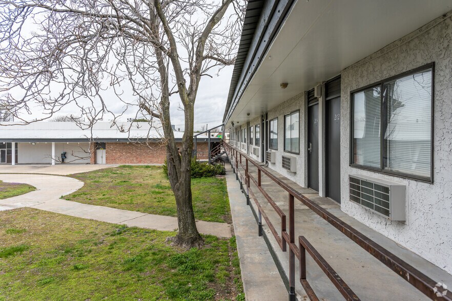 More Photos Of 115 NW Harlem Rd, Kansas City Apartments For Sale