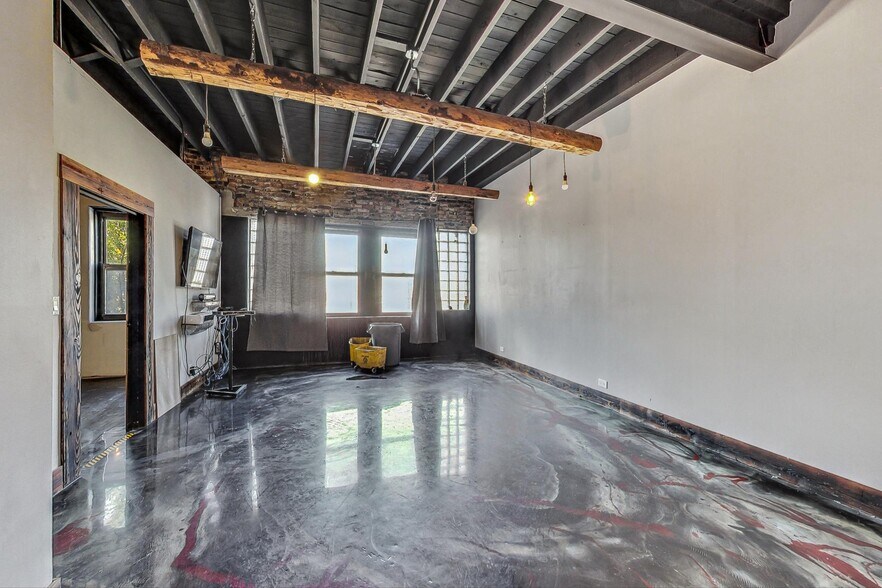 More Photos Of 3693-3705 W Grand Ave, Chicago Warehouse For Sale