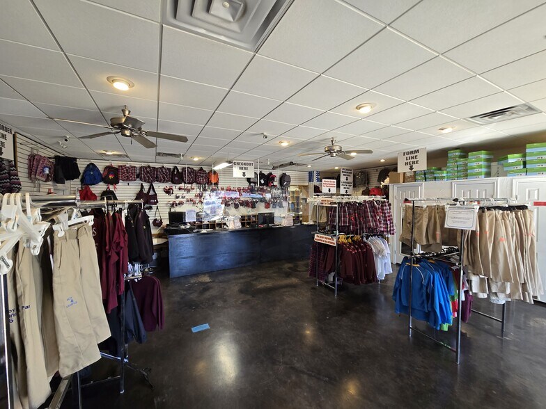 More Photos Of 5943 Posey Ln, Haltom City Manufacturing For Sale