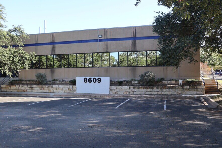 More Photos Of 8609 Cross Park Dr, Austin Office For Lease