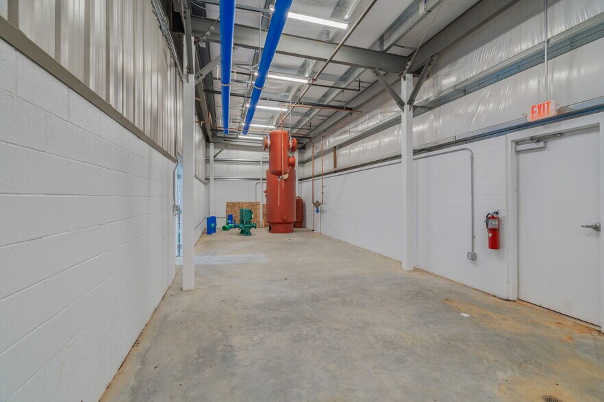 More Photos Of 1295 Huntington Park Dr, Loudon Warehouse For Lease