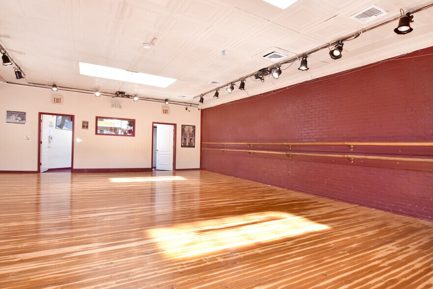 More Photos Of 504 5th St, Pelham Freestanding For Sale