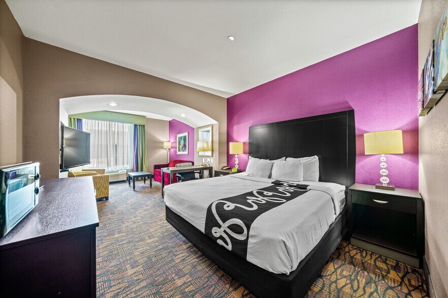 More Photos Of 110 Bmt Dr, Jourdanton Hotel For Sale