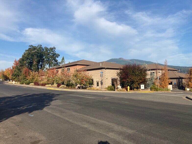 More Photos Of 202 Wasco Loop, Hood River Warehouse For Lease