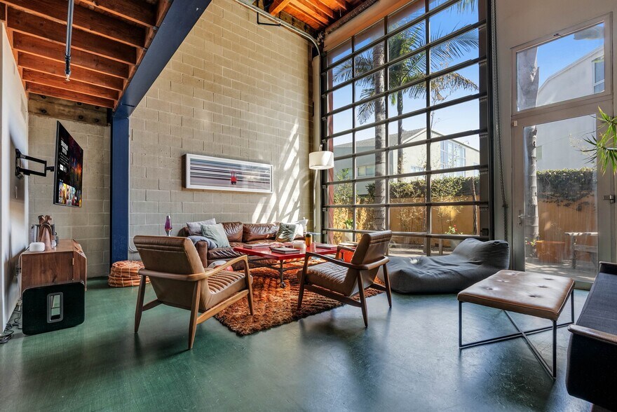 More Photos Of 2114 Narcissus Ct, Venice Office For Lease