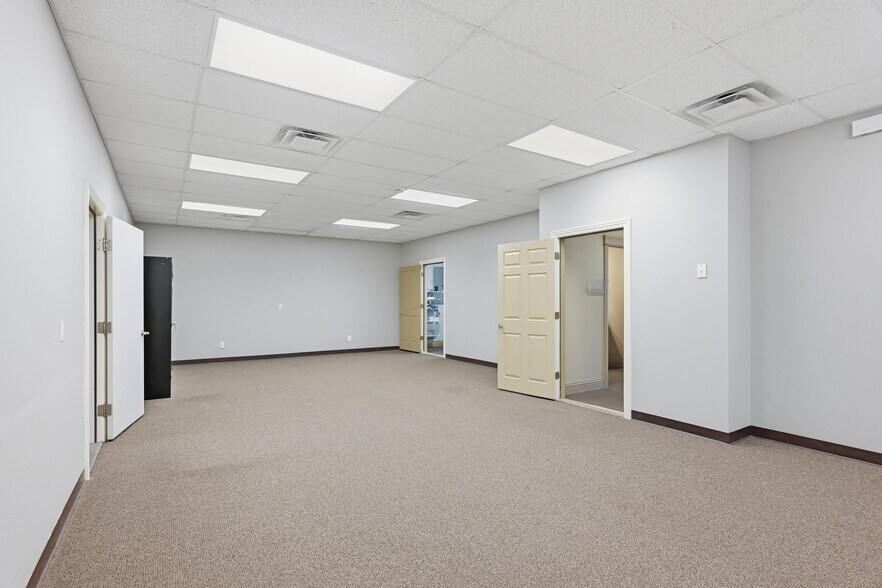 More Photos Of 2307 Missouri Ave, Carthage Light Distribution For Sale