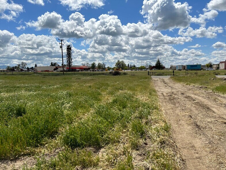 More Photos Of W. Springville Avenue, Porterville Land For Lease