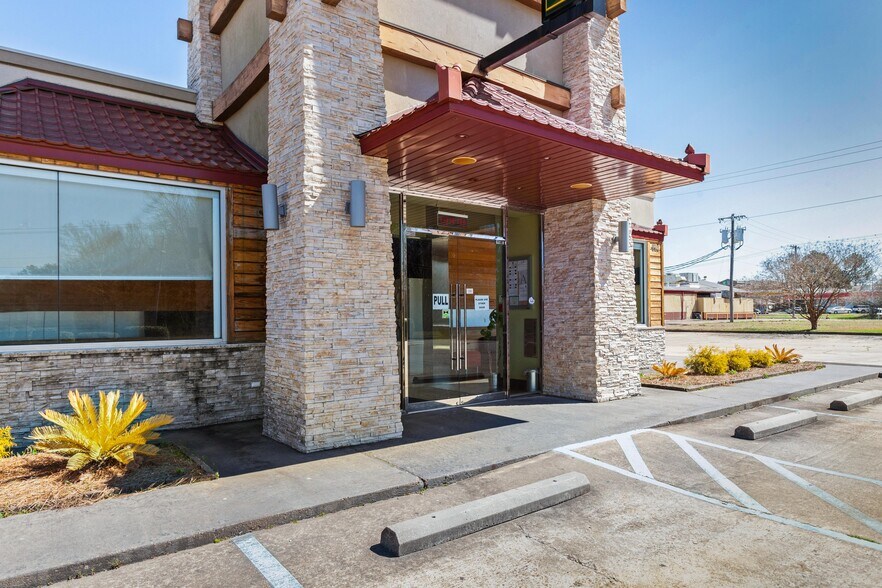 More Photos Of 102 Clinton Center Dr, Clinton Restaurant For Sale