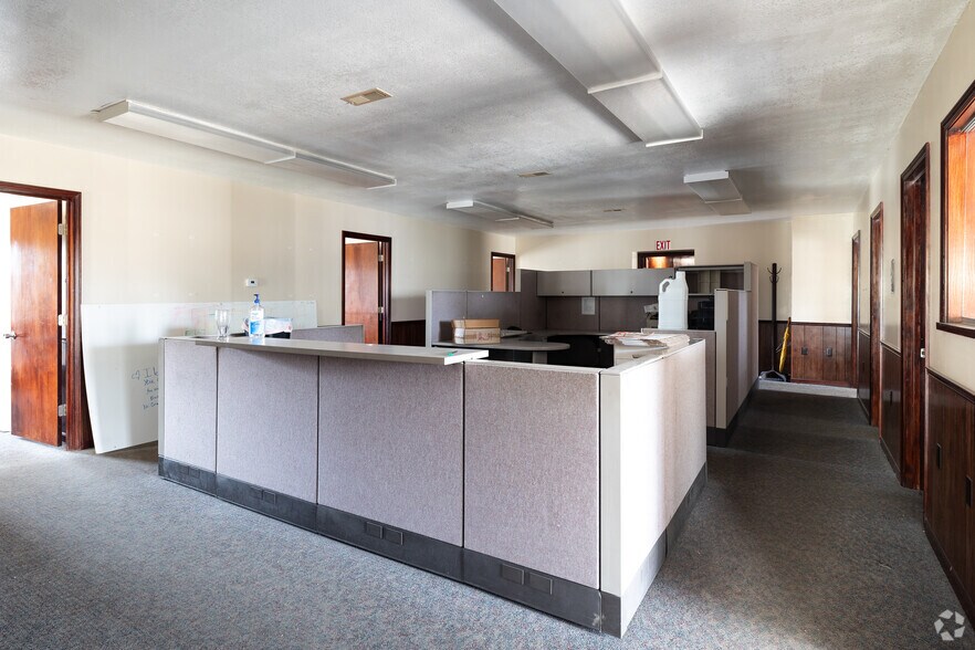 More Photos Of 209 W Main St, Linn Warehouse For Lease