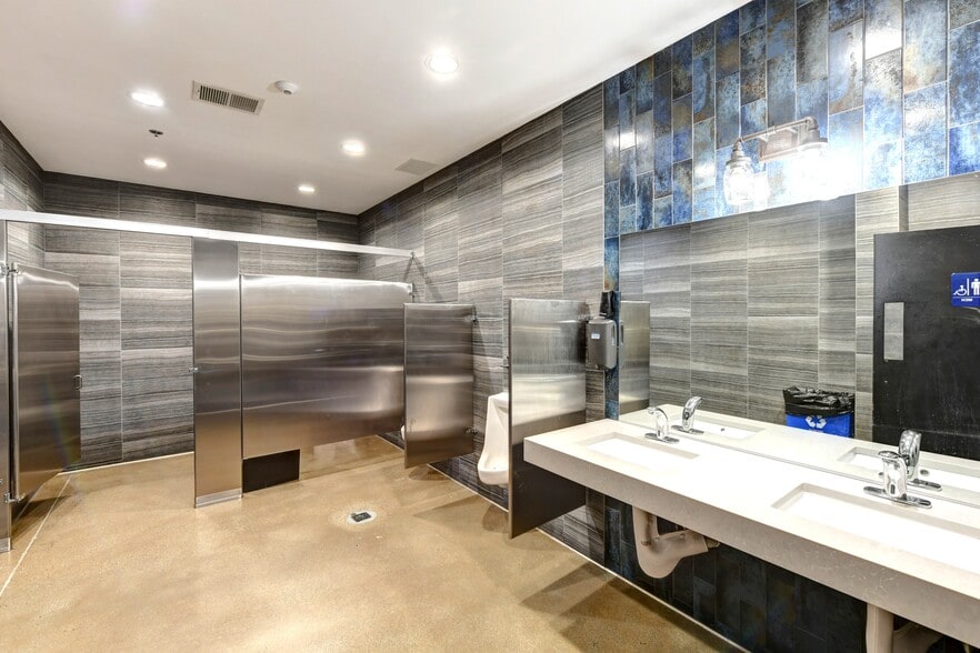 More Photos Of 18409 S Halsted St, Glenwood Storefront For Sale