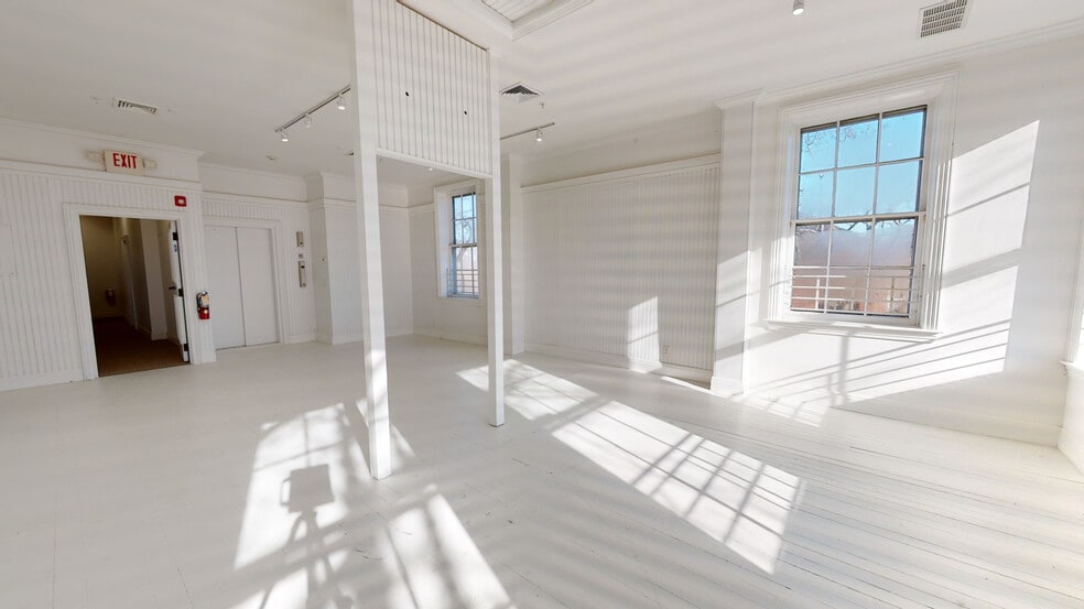 More Photos Of 33 Main St, Nantucket Storefront Retail Office For Sale