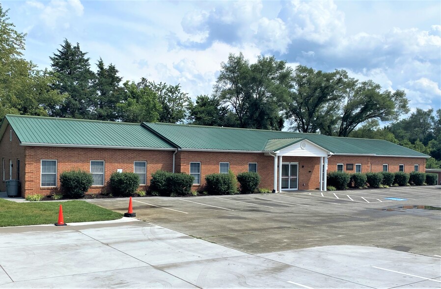 Primary Photo Of 450 S Church St, Fincastle Medical For Sale