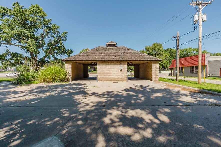 More Photos Of 220 N 2nd Ave, Mulvane Carwash For Sale