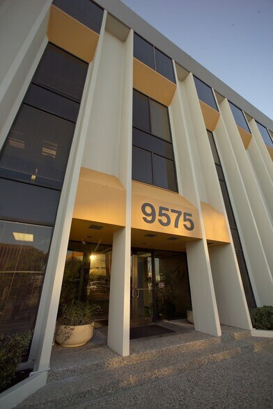 More Photos Of 9575 Katy Fwy, Houston Office For Lease