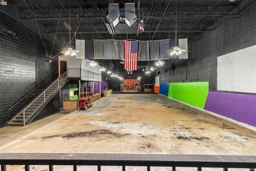 More Photos Of 512 Old Route 66, Saint Robert Showroom For Sale