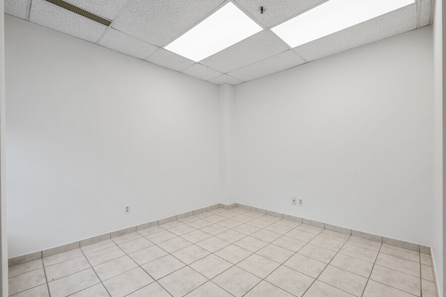 More Photos Of 3871 N Fraser Way, Burnaby Showroom For Lease