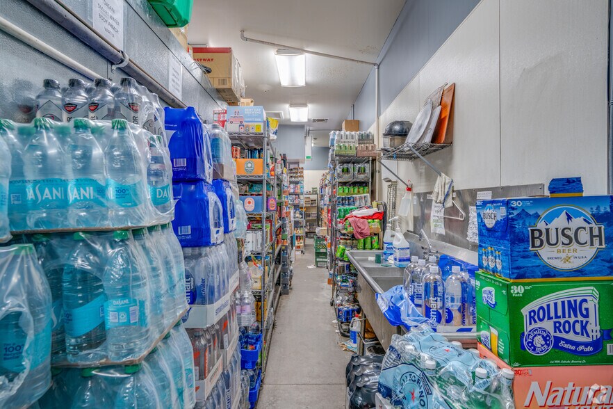 More Photos Of 2325 S Woodlands Village Blvd, Flagstaff Service Station For Sale