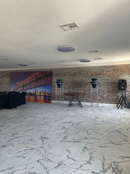 More Photos Of 4701 Downman Rd, New Orleans Bar For Lease