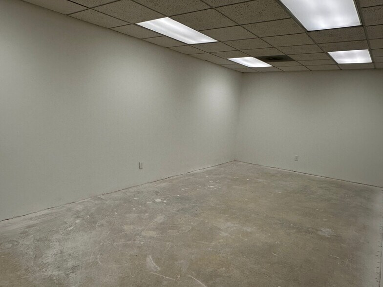 More Photos Of 1011 E 7th St, Odessa Office For Lease