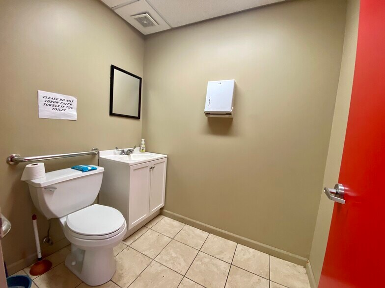 More Photos Of 25-27 E Merrick Rd, Valley Stream Office For Lease