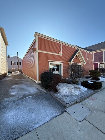 More Photos Of 14 Elliott St, Beverly General Retail For Lease