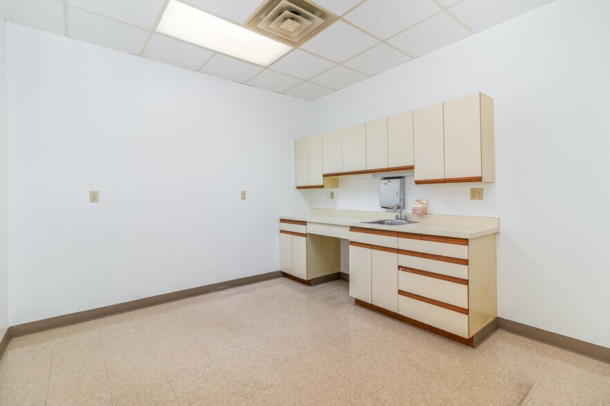 More Photos Of 10196 Springfield Pike, Cincinnati Medical For Sale