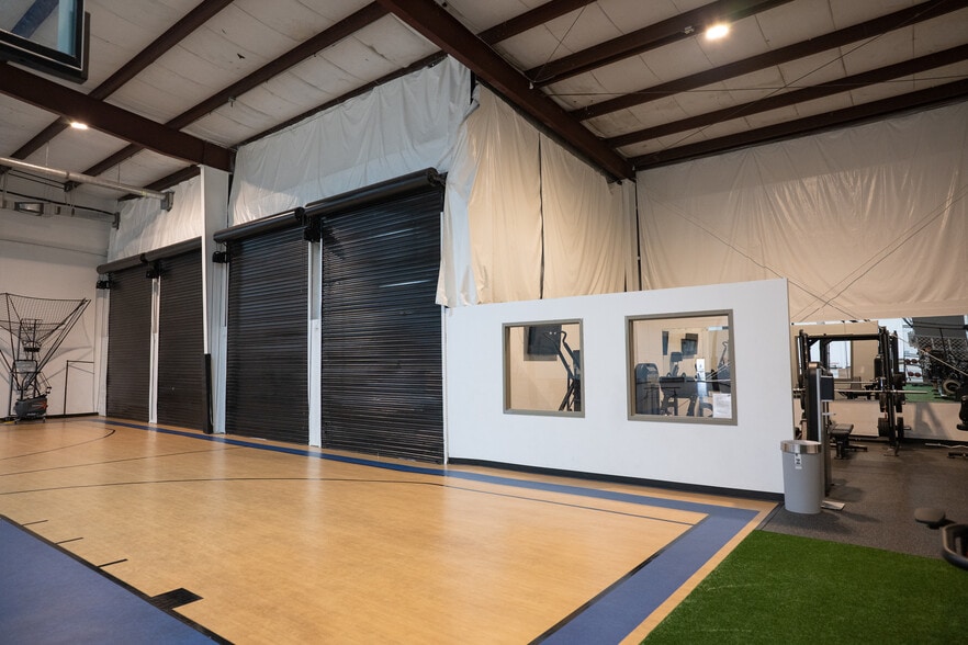 More Photos Of 9937 Race Track Rd, Tampa Manufacturing For Lease