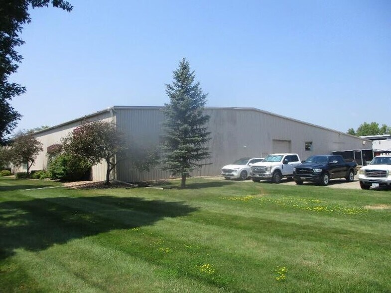 More Photos Of 100 19th St NW, Willmar Showroom For Sale