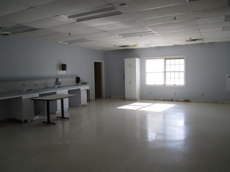 More Photos Of 23 McIntosh Ave, Dover Office For Lease