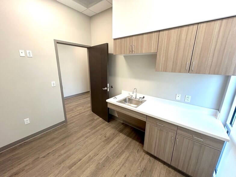 More Photos Of 38 W 13775 S, Draper Medical For Lease