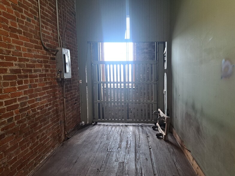 More Photos Of 1319 Washington Ave, Saint Louis General Retail For Sale