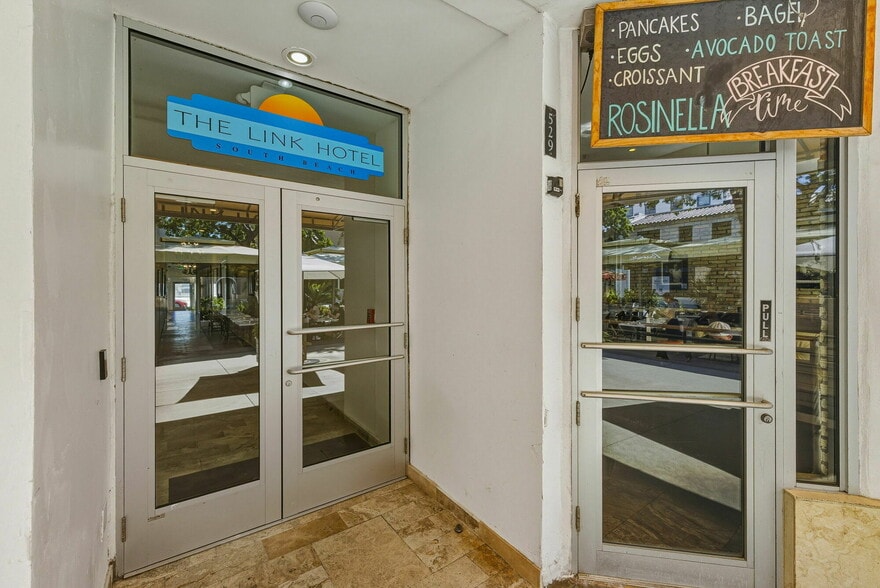 More Photos Of 525-533 Lincoln Rd, Miami Beach, Miami Beach Storefront For Lease