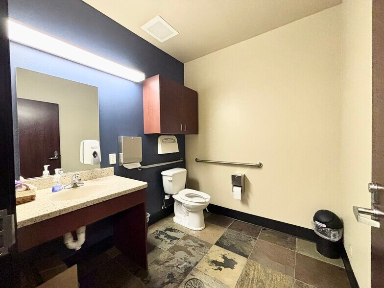More Photos Of 1301 Poplar Dr, Medford Medical For Lease