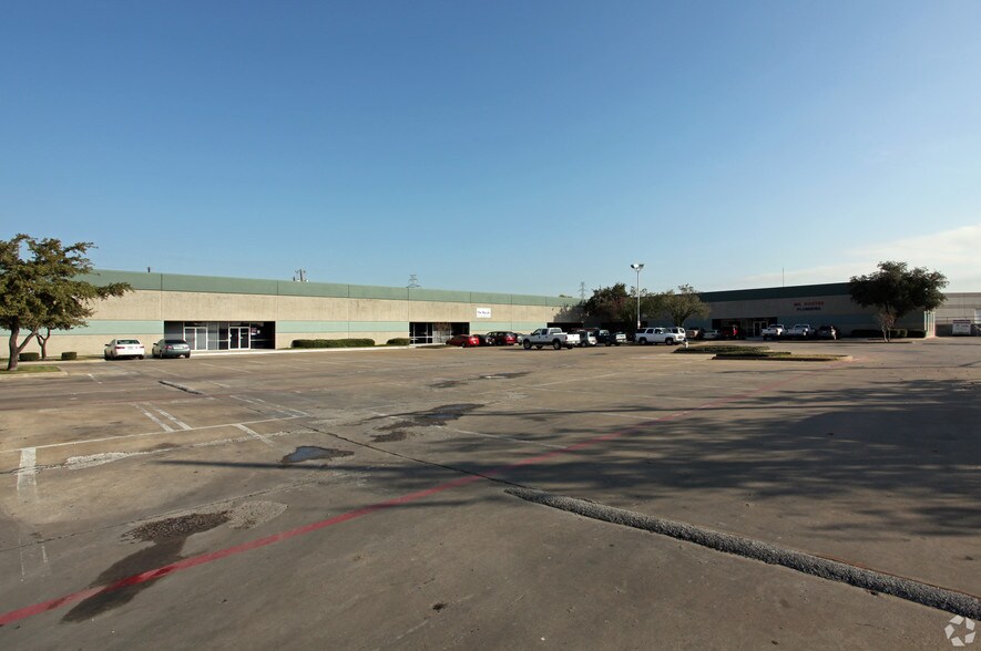 More Photos Of 11034 Shady Trl, Dallas Showroom For Lease