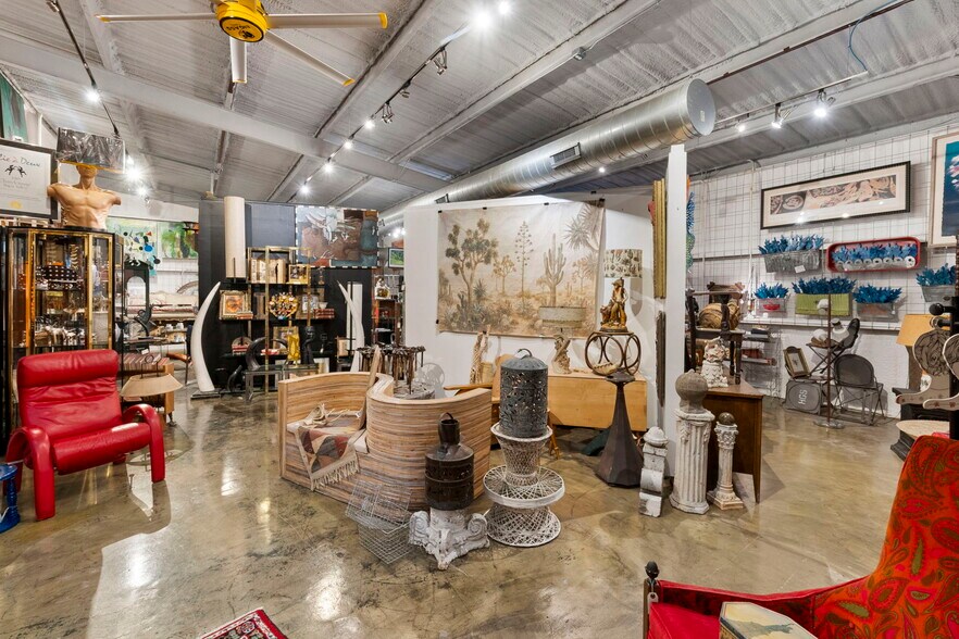 More Photos Of 1725 S US Highway 281, Blanco Freestanding For Sale