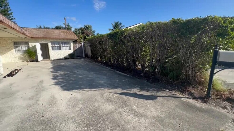 Primary Photo Of 1426 N Federal Hwy, Lake Worth Beach Office Residential For Lease
