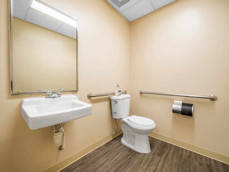 More Photos Of 6614 Kingspointe Pky, Orlando Distribution For Lease