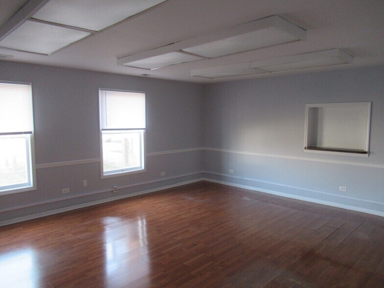 More Photos Of 5250 W Plattner Dr, Alsip Warehouse For Lease