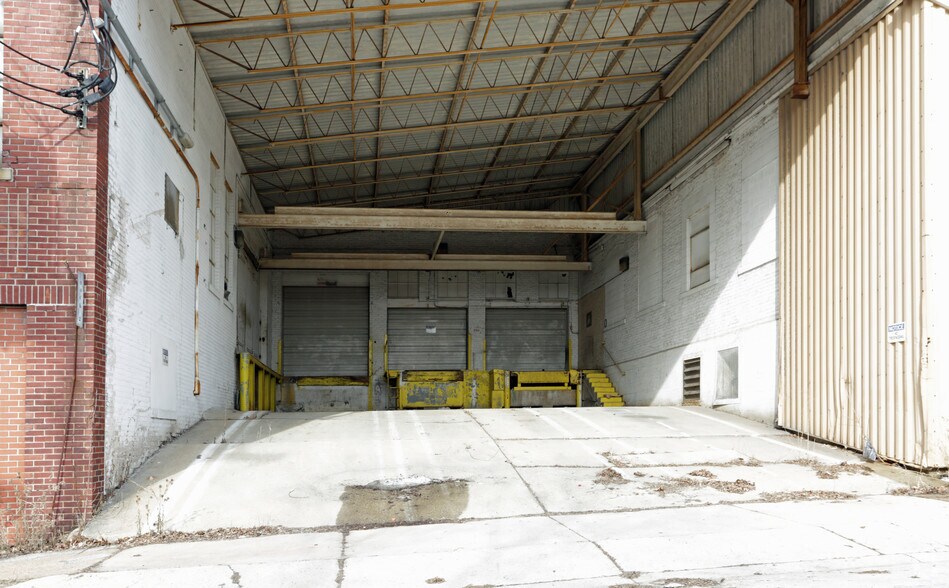 More Photos Of 2203 W Michigan St, Milwaukee Manufacturing For Sale