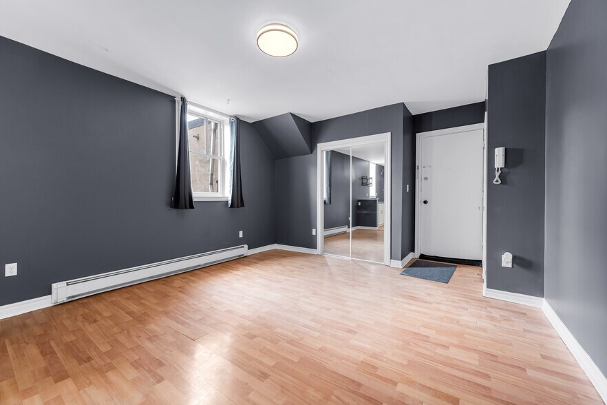 More Photos Of 320 King St E, Hamilton Storefront Retail Residential For Sale