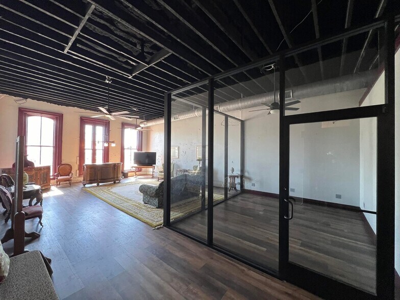 More Photos Of 119 E 5th St, Bonham Restaurant For Sale