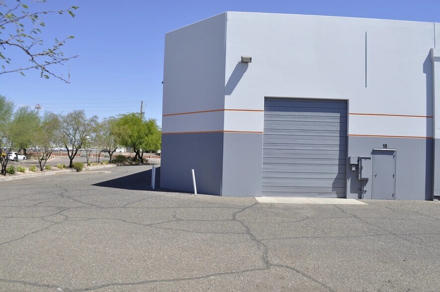 More Photos Of 301 W Deer Valley Rd, Phoenix Warehouse For Lease