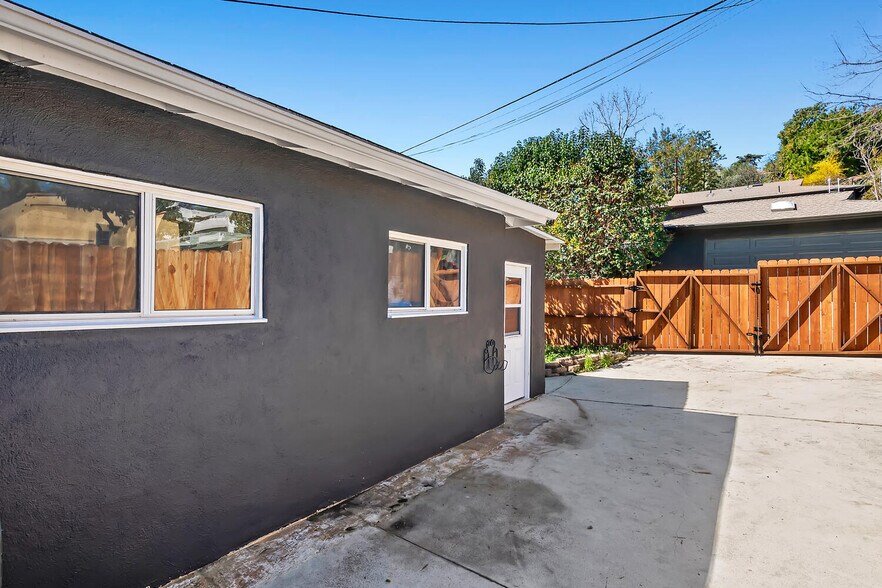 More Photos Of 2201 Avon St, Los Angeles Multifamily For Sale