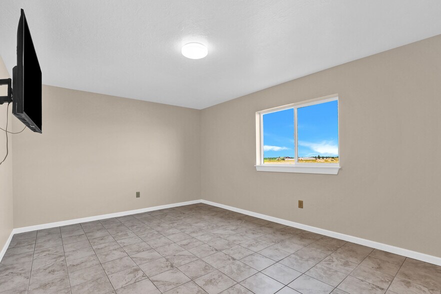 More Photos Of 12 Dracut Hill Rd, Vaughn Industrial For Sale