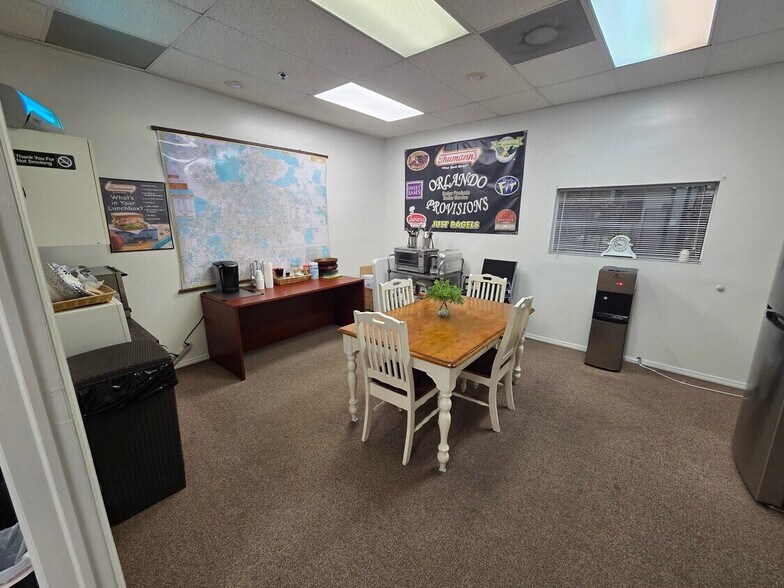 More Photos Of 7810 Kingspointe Pky, Orlando Warehouse For Lease