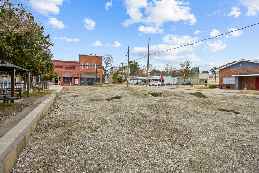 More Photos Of 470 N 4th St, Aurora Freestanding For Sale