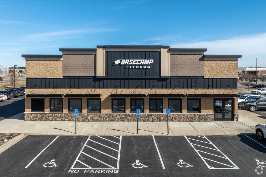 More Photos Of 15662 Pilot Knob Rd, Apple Valley Restaurant For Lease